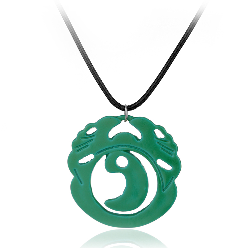 Retro Gaming Us - Naszyjnik z zielonym wisiorkiem Lara Croft