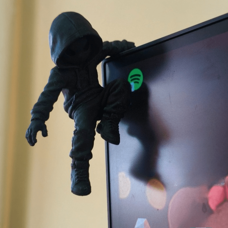 Retro Gaming Gifts - Figurka wspinającego się kosmity z kapturem,